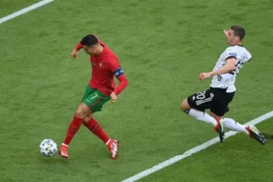 Vai Trò Và Kỹ Năng Cần Thiết Khi Đá Thòng Trung Vệ Hiện Đại